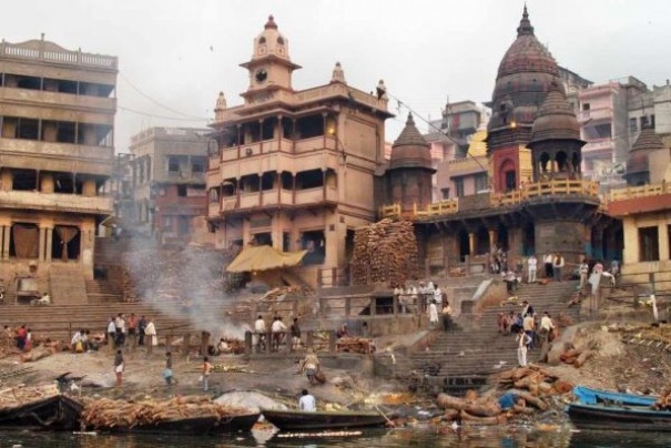 Manikarnika ghat w Varanasi, gdzie całą dobę palone są ciała zmarłych