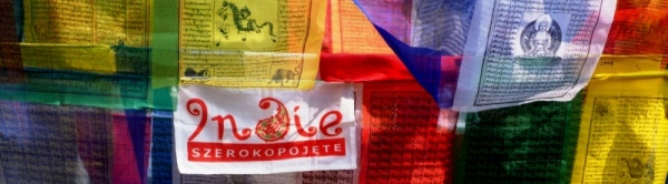 logo Indie Szerokopojęte wśród flag modlitewnych w Lumbini