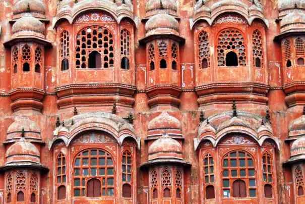 Zbliżenie fasady Pałacu Wiatrów w w Jaipurze.