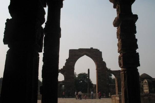 Na dziedzińcu najstarszego meczetu w Indiach w kompleksie Qutub Minar w Delhi.