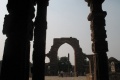 Na dziedzińcu najstarszego meczetu w Indiach w kompleksie Qutub Minar w Delhi. Na dziedzińcu najstarszego meczetu w Indiach w kompleksie Qutub Minar w Delhi.