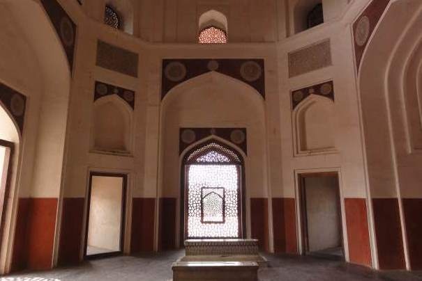 Wnętrze grobowca cesarza Humayuna w Delhi. Wnętrze grobowca cesarza Humayuna w Delhi.