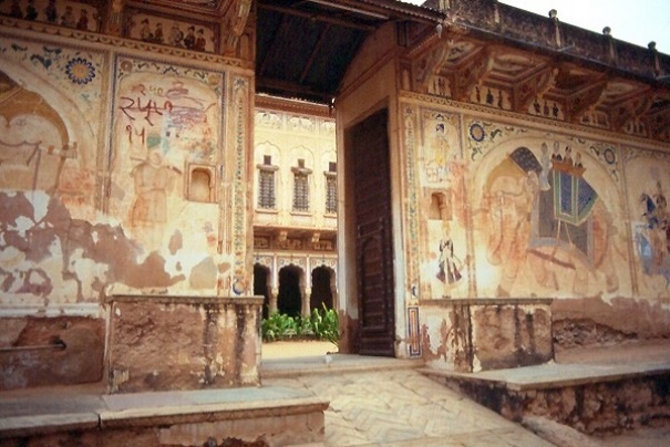 Malowana fasada kupieckiej rezydencji - haveli - w Mandawie. Malowana fasada kupieckiej rezydencji - haveli - w Mandawie.