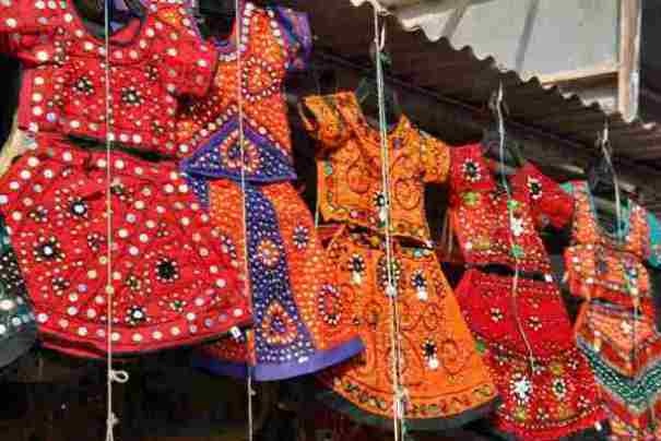 Stragany koło Pałacu Mahardży w Jaipurze kuszą kolorowymi fatałaszkami.