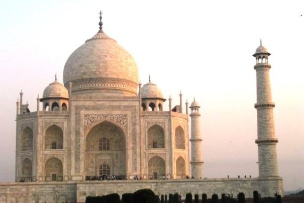 Taj Mahal - grobowiec cesarzowej Mumtaz w Agrze.