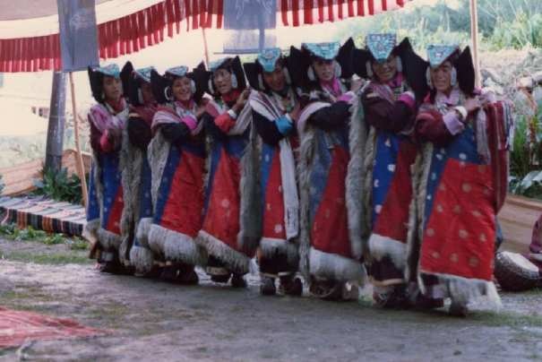 Kobiety z Ladakhu w tradycyjnym tańcu w Leh.