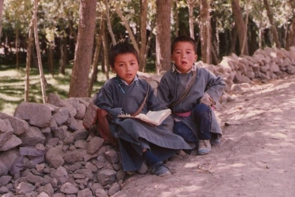 Tradycyjnie ubrani chłopcy z Ladakhu w drodze ze szkoły.