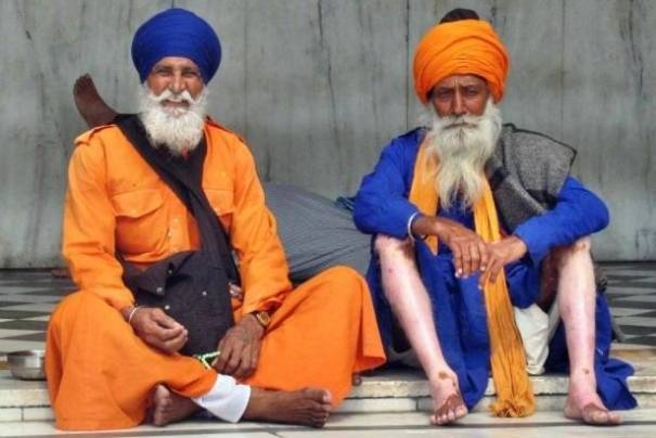 Sikhowie przed gurdwarą bangla Sahib w Delhi.