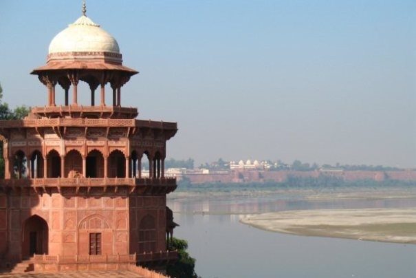 Red Fort w Agrze widziany z Taj Mahal.