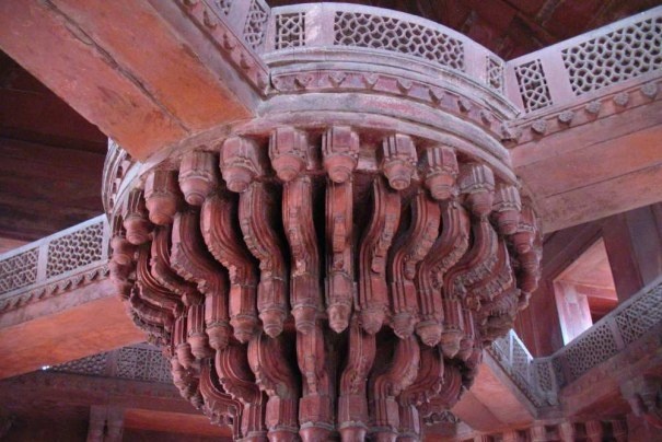 Tron cesarza Akbara w sali audiencji prywatnych w Fatehpur Sikri.