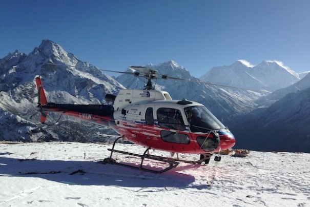 Helikopter w Himalajach. Helikopter w Himalajach.