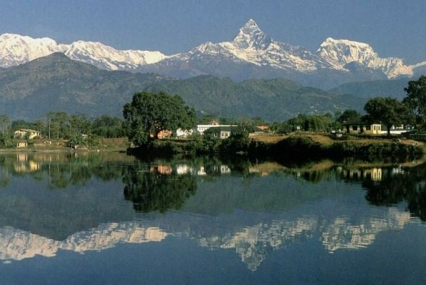 Ośnieżone szczyty odbijające się w jeziorze Phewa w Pokharze.