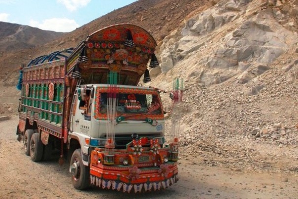 Ciężarówka na Karakorm Highway w Pakistanie.