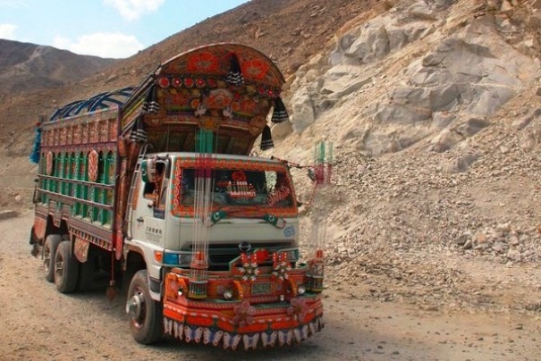 Ciężarówka na Karakorm Highway w Pakistanie. Ciężarówka na Karakorm Highway w Pakistanie.