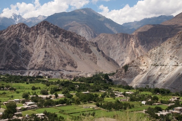 Widok z Karakoram Highway powyżej Gilgitu.