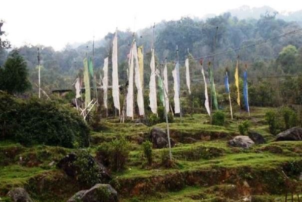 Bhutan - krajobraz z flagami modlitewnymi. Bhutan - krajobraz z flagami modlitewnymi.