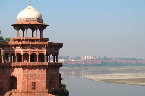 Agra - Czerwony Fort widziany z Taj Mahal.