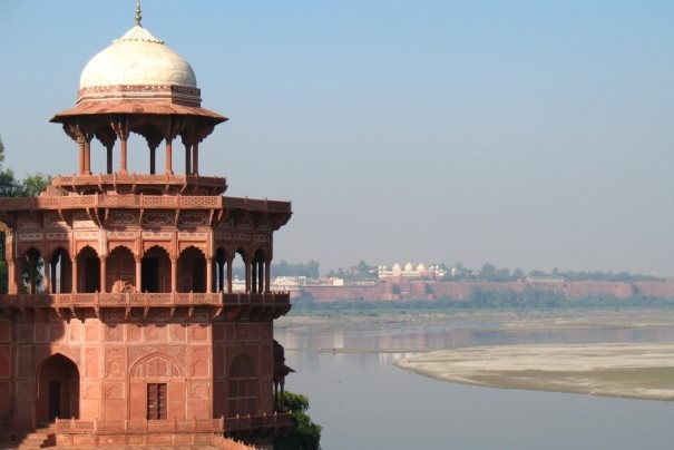 Agra - Czerwony Fort widziany z Taj Mahal. Agra - Czerwony Fort widziany z Taj Mahal.