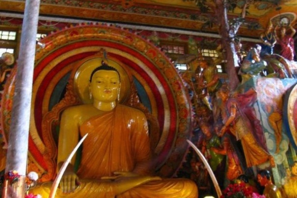 W buddyjskiej świątyni w Colombo.
