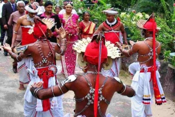 Srilankańscy tancerze w Kandy. Srilankańscy tancerze w Kandy.