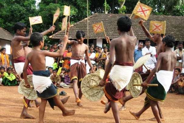Wioskowe tańce na keralskiej prowincji. Wioskowe tańce na keralskiej prowincji.