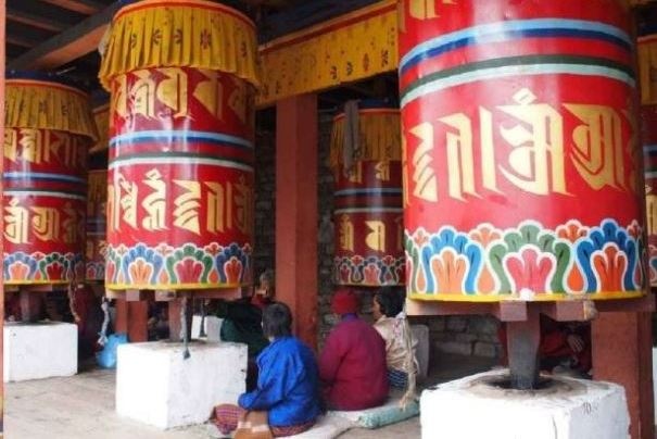 Buddyjskie młynki modlitewne w Thimpu