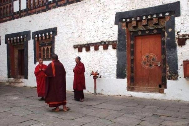 Mnisi na dziedzińcu dzongu w Bhutanie. Mnisi na dziedzińcu dzongu w Bhutanie.