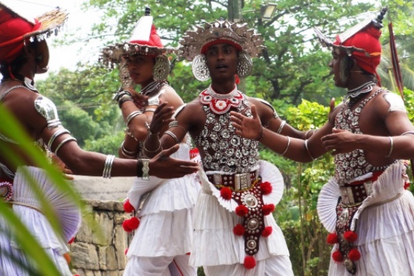 Srilankańscy tancerze w Kandy. Srilankańscy tancerze w Kandy.