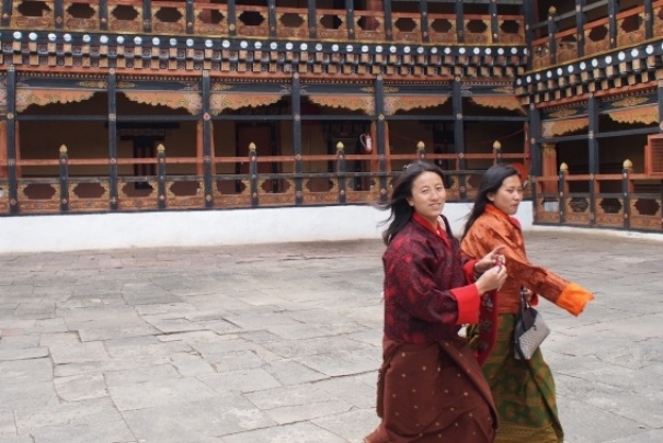 Na dziedzińcu dzongu w Paro Na dziedzińcu dzongu w Paro