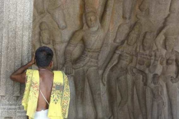 Bramiński chłopiec przy skalnym reliefie w Mahabalipuram
