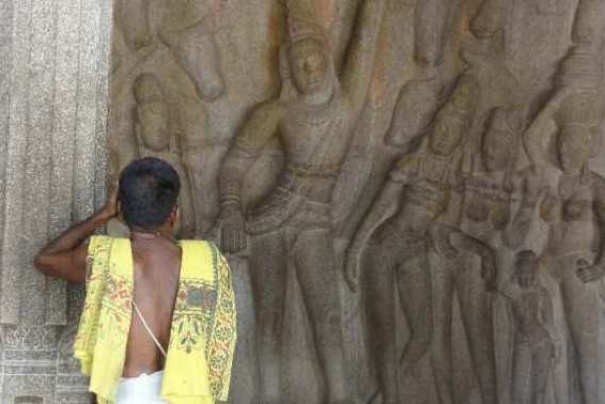 Bramiński chłopiec przy skalnym reliefie w Mahabalipuram Bramiński chłopiec przy skalnym reliefie w Mahabalipuram