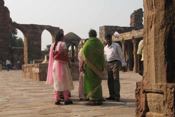 Na dziedzińcu kompleksu Qutub Minar w Delhi