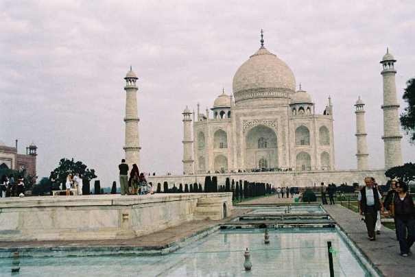 Taj Mahal - grobowiec cesarzowej Mumtaz w Agrze.