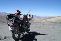 Niezawodne, kultowe motory Enfield pokonują trasy w Ladakhu. Niezawodne, kultowe motory Enfield pokonują trasy w Ladakhu.