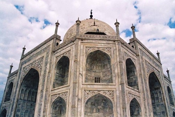 Taj Mahal - grobowiec cesarzowej Mumtaz w Agrze.