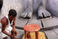 W głównej świątyni w Sharavanabelagola W głównej świątyni w Sharavanabelagola