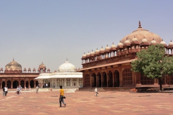 Na dziedzińcu meczetu w Fatehpur Sikri