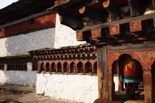 Na dziedzińcu dzongu Na dziedzińcu dzongu