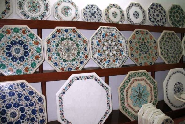 Marmurowe blaty zdobione inkrustacjami pietra dura Marmurowe blaty zdobione inkrustacjami pietra dura