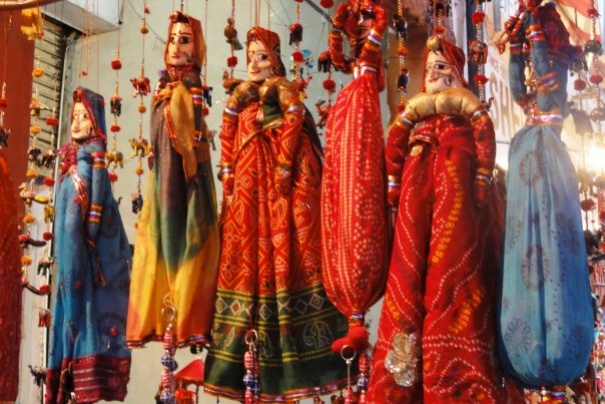 Szmaciane lalki są typową pamiątką oferowaną w Jaipurze