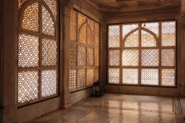 Koronkowe okna grobowca Salima Czistiego na dziedzińcu meczetu w Fatehpur Sikri