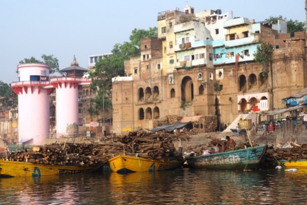 Ghaty w Varanasi, świętym mieście hinduizmu, widziane z łodzi na Gangesie